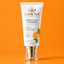 Crème vitaminée à la vitamine C et à l’acide hyaluronique pour une peau hydratée, lumineuse et éclatante.